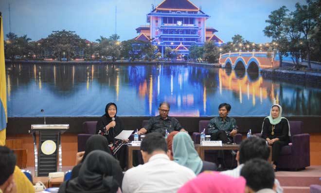 Dr. Sarwirini SH., MS. Selaku  Moderator, bersama Prof. Tjiptohadi Sawarjuwono, M.Ec., Ph.D.,  Prof. Kacung Maridjan, Ph.D., Prof. Dr. Tatiek Sri Djatmiati, SH., MS., dalam acara Gelar Inovasi Guru Besar Sesi II, Di Aula Kahuripan Kampus C UNAIR. 