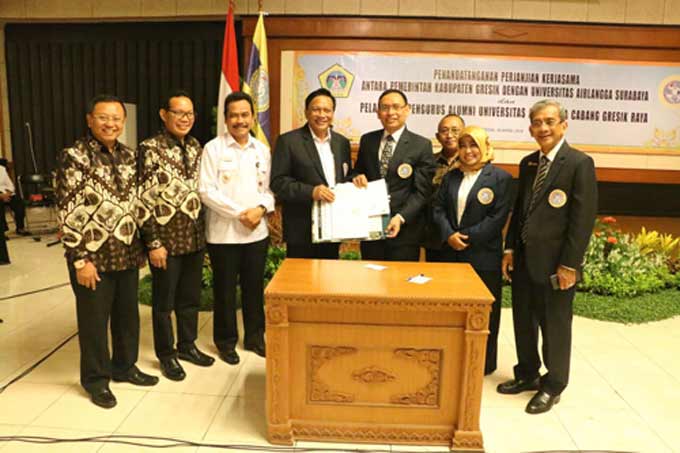 Bupati Sambari bersama Rektor Unair M. Nasih didampingi civitas Unair menunjukkan MoU. foto: Syuhud/BANGSAONLINE