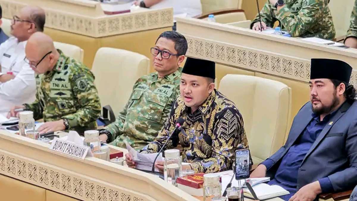 Bupati Pasuruan ketika memberi paparan dalam persoalan lahan antara TNI AL dan masyarakat dari 10 desa di Kecamatan Lekok dan Nguling.