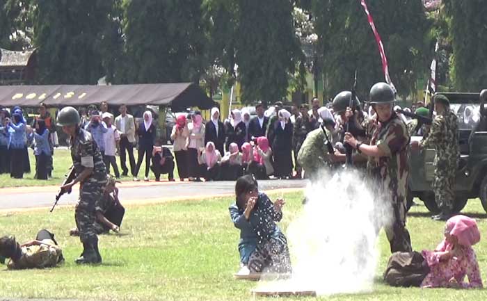 "Rakyat Perang Lawan Belanda dan Inggris" Usai Upacara HUT RI di