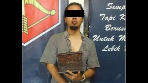 Tersangka bersama barang bukti kotak amal. foto: ekoyono/ BANGSAONLINE