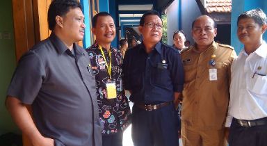Kepala Disdik Gresik, Mahin mendampingi Ketua Komisi D DPRD Gresik, Ruspandi Sunariyo dalam sidak unas CBT ke SMAN 1 Gresik. Foto : much shopii/BANGSAONLINE