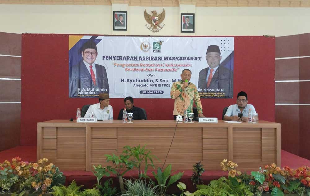 Anggota DPR RI H. Syafiuddin saat menggelar serap aspirasi masyarakat di kantor DPC PKB Bangkalan.