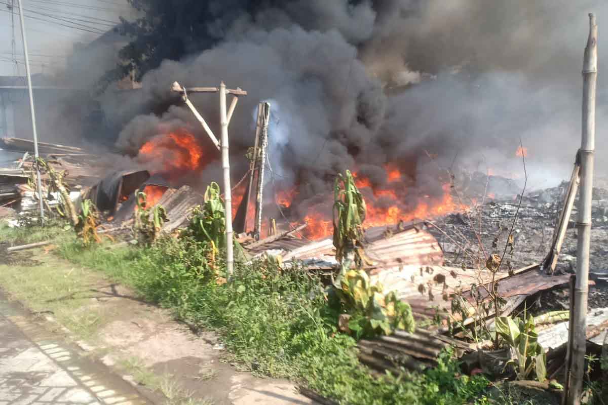 Gudang rongsokan di Dusun Cupleng, Desa Bangsri, Sukodono, Sidoarjo yang terbakar.