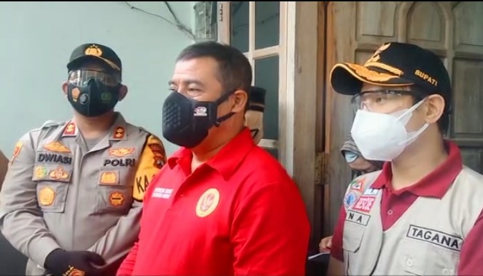 Kepala BIN Jawa Timur, Marsekal Muda TNI Rudi Iskandar (tengah baju merah). foto: Herman/ bangsaonline.com