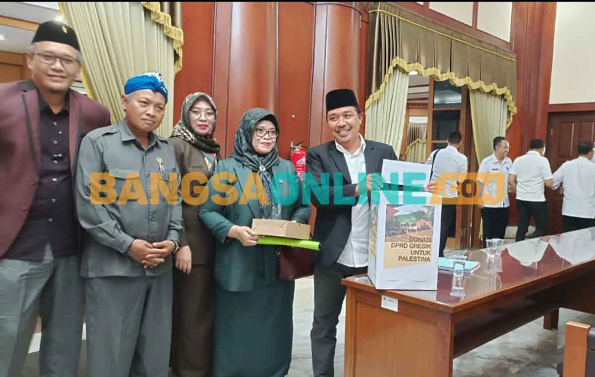 Ketua DPRD Gresik, Much Abdul Qodir, bersama para anggota saat menggalang donasi untuk Palestina. Foto: SYUHUD/BANGSAONLINE