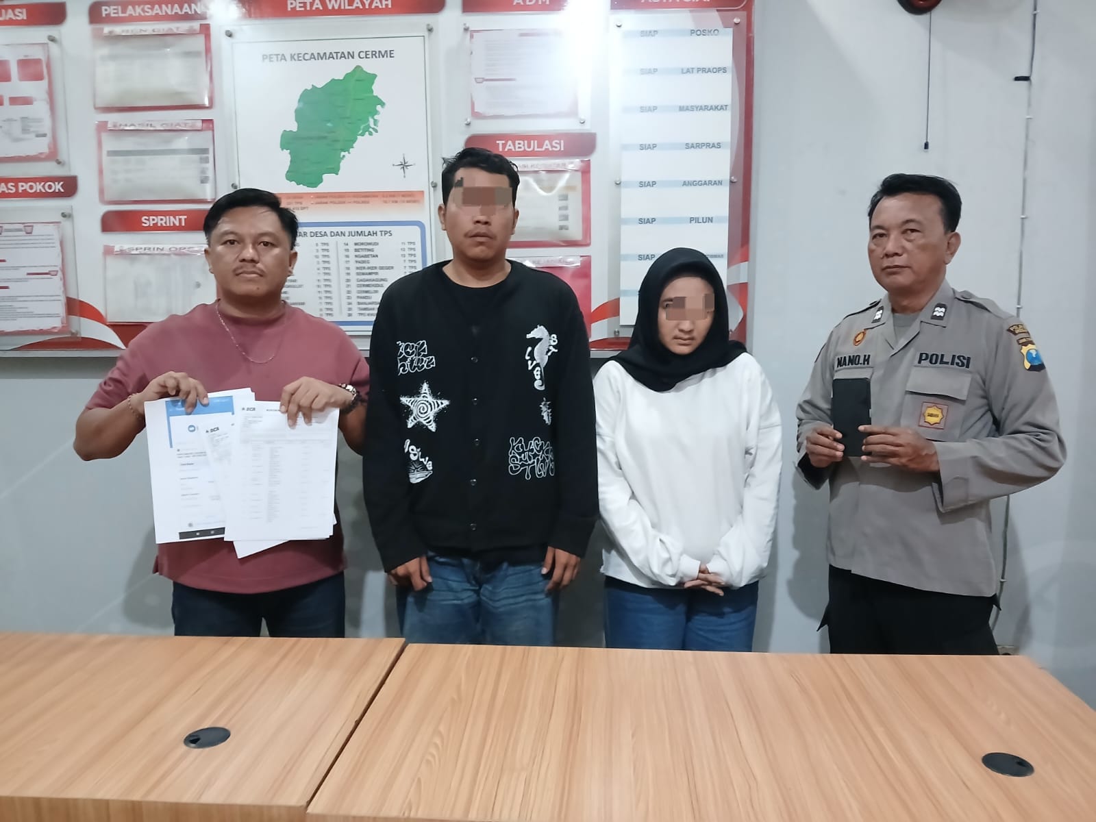 Kedua pelaku saat diamankan di Mapolsek Cerme. FOTO: ist.