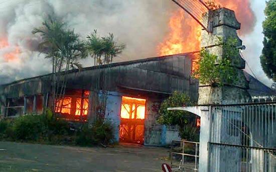 Kandang ayam saat dilalap si Jago Merah (foto: dendi martoni/BANGSAONLINE)