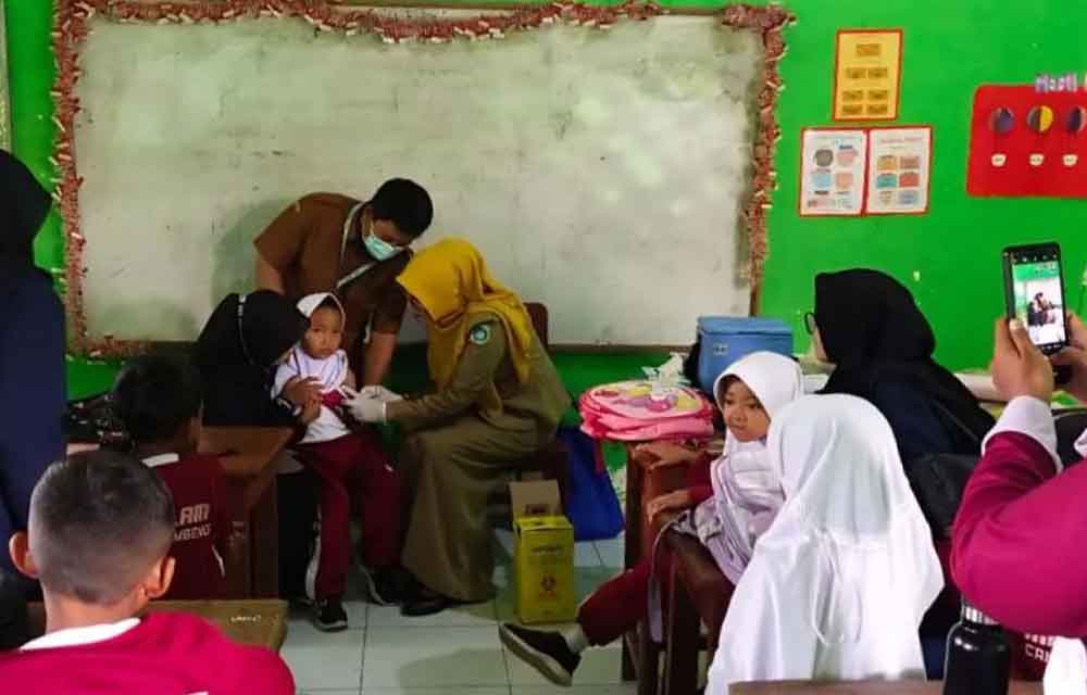 Pemberian imunisasi campak kepada siswa-siswi di MI Al Islam Candisari, Kecamatan Sambeng, Kabupaten Lamongan, Selasa (26/8/2025). Foto: ANTARA/Alimun Khakim