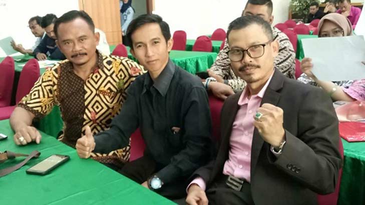 Direktur LBH Fajar Trilaksana (kanan) bersama para lawyer dalam sebuah kesempatan. foto: SYUHUD/ BANGSAONLINE