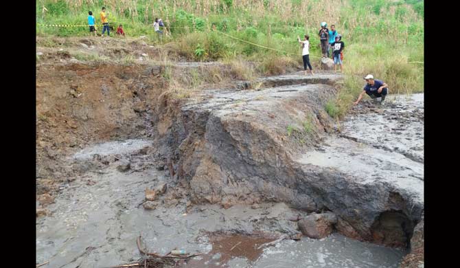 Tanah di sekitar semburan lumpur Gondang, Bojonegoro sulit untuk ditanami.