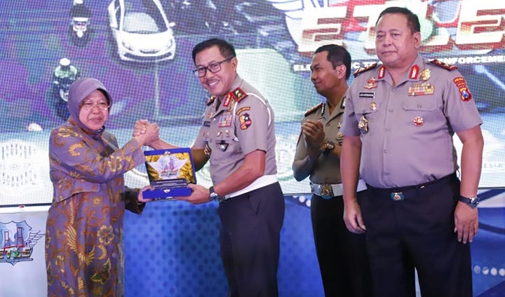 Wali Kota Risma saat peresmian ETLE atau e-Tilang bersama Kakorlantas Polri Irjen Pol Istiono dan Kapolda Jatim Irjen Pol Luki Hermawan.