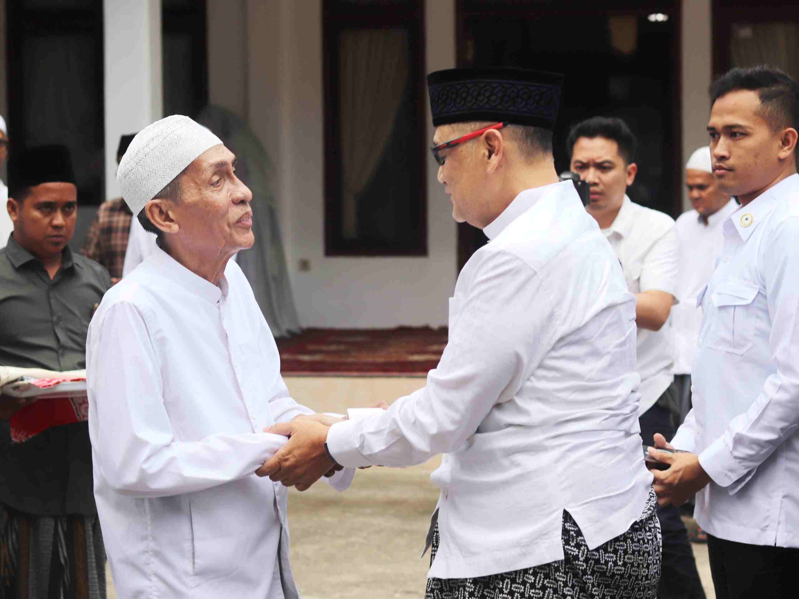 Menteri Haji dan Umrah RI Dr Mochammad Irfan Yusuf saat melakukan silaturahim ke kediaman KH Syafiuddin Abdul Wahid, Rais Syuriah PCNU Sampang yang juga pengasuh Pondok Pesantren Darul Ulum di Desa Gersempal Kecamatan Omben Kabupaten Sampang Madura, Senin (23/3/2026). Foto: ist