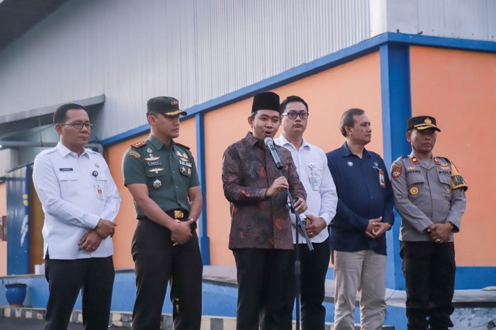 Bupati Jember Salurkan Bantuan Beras di Gudang Bulog Mangli untuk 213 Ribu Keluarga