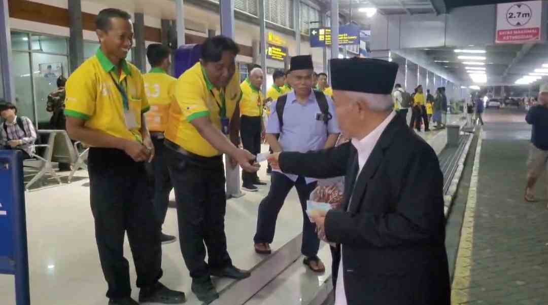 Mau ke Cirebon, Kiai Asep Bagi-Bagi Uang di Stasiun Pasar Turi Surabaya