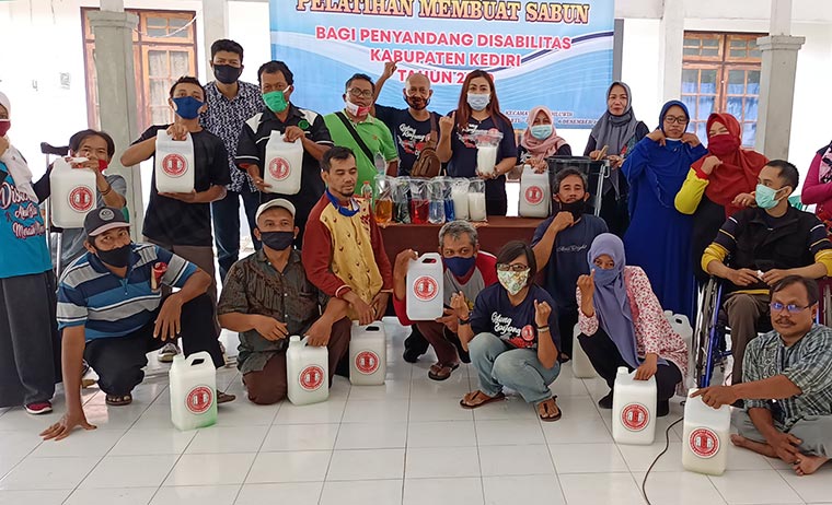 Tim Relawan Gotong Royong (RGR) bersama kawan-kawan disabilitas anggota PDKK menunjukkan sabun deterjen hasil pelatihan. foto: MUJI HARJITA/ BANGSAONLINE