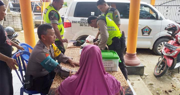 Petugas Dinkes disiagakan di kecamatan lengkap dengan mobil ambulans.