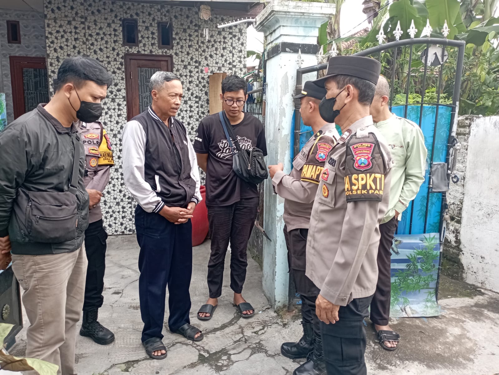 Petugas dan keluarga korban usai evakuasi korban. 