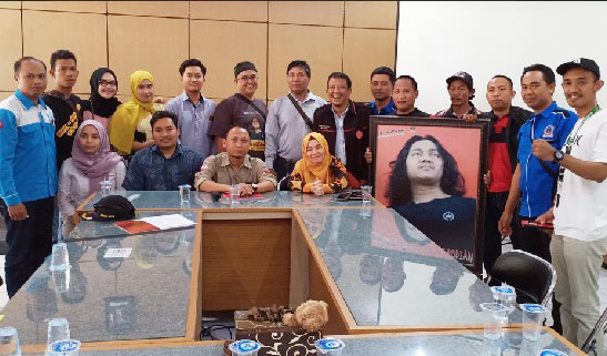 Pendukung M. Sukoiri saat bertemu dengan Ketua dan komisioner KPU Gresik. foto: SYUHUD/ BANGSAONLINE