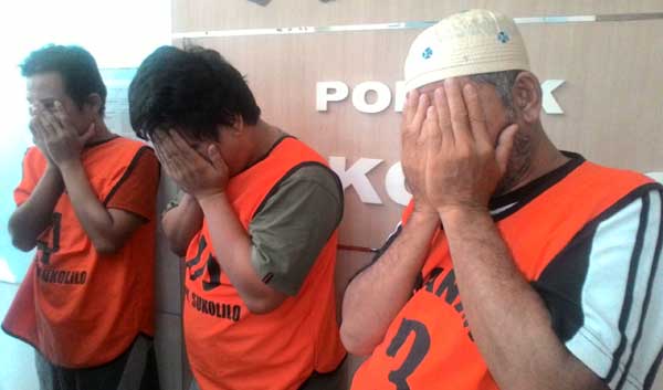 Ketiga tersangka di Polsek Sukolilo yang salah satunya Guru ngaji. foto: ekoyono/ BANGSAONLINE