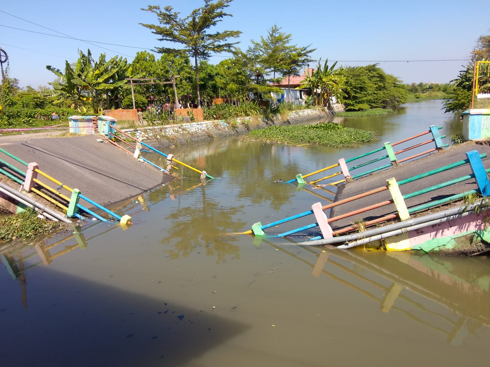Kondisi Jembatan Kedungpeluk ambruk, setelah dilewati dump truk pengangkut pasir batu di Desa Kedungpeluk, Candi, Sidoarjo.