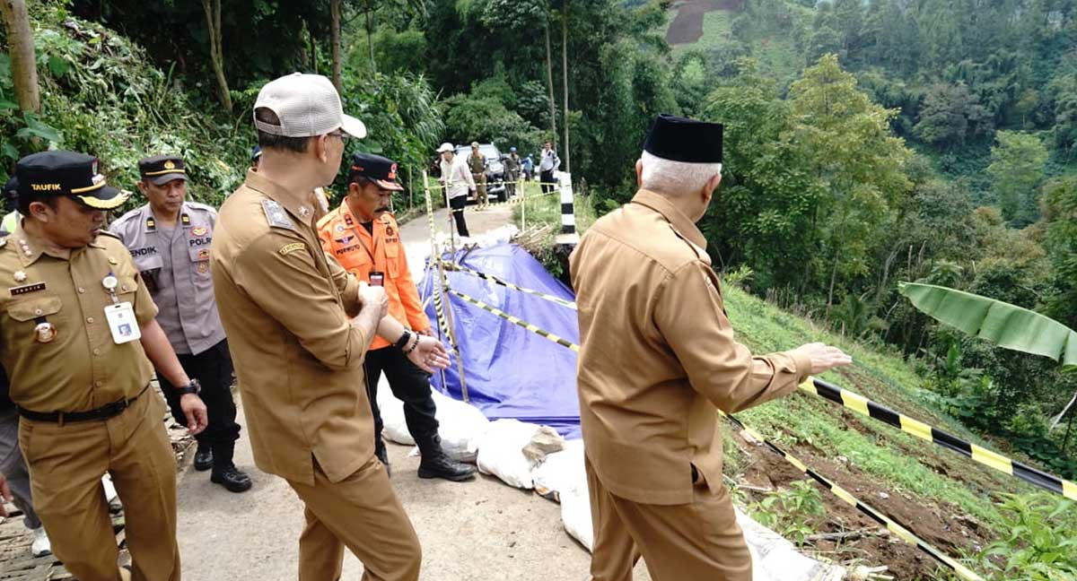 Bupati Malang ketika meninjau dampak longsor di Kecamatan Jabung.