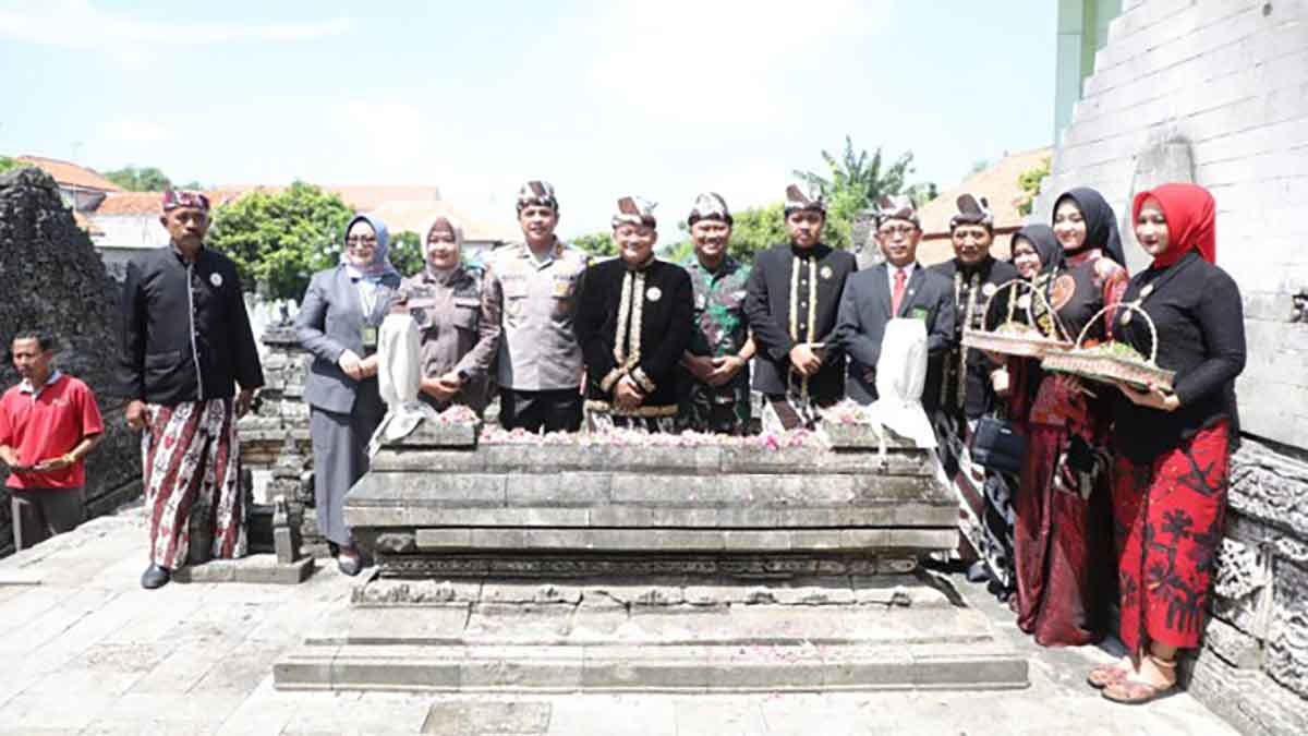 Pemkab bersama Forkopimda Sampang saat berziarah di Makam Rato Ebu. Foto: Ist

