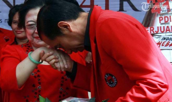 Jokowi mencium tangan Mega. Jokowi dikenal takdzim kepada tokoh lain. Foto: matahaticorp.com