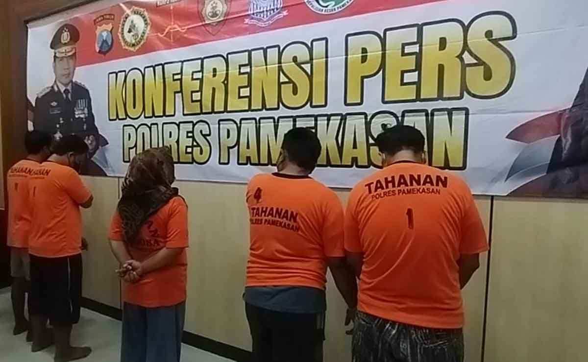 Para pengedar sabu saat diekspose dalam konferensi pers yang digelar Polres Pamekasan.