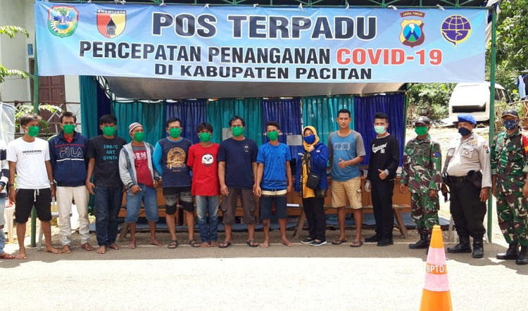 Belasan nelayan yang hendak menyelundup saat dilakukan pendataan di Pos Terpadu Covid-19.