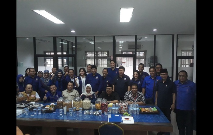 Verifikasi faktual KPU Jatim yang disaksikan Komisioner Bawaslu Jatim di DPW Partai NasDem Jatim. Foto: DIDI R/BANGSAONLINE
