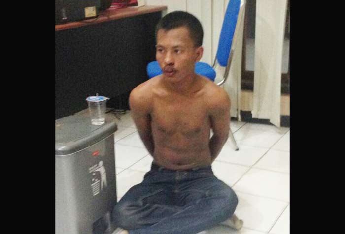 Pelaku saat diamankan di Mapolres Tuban.