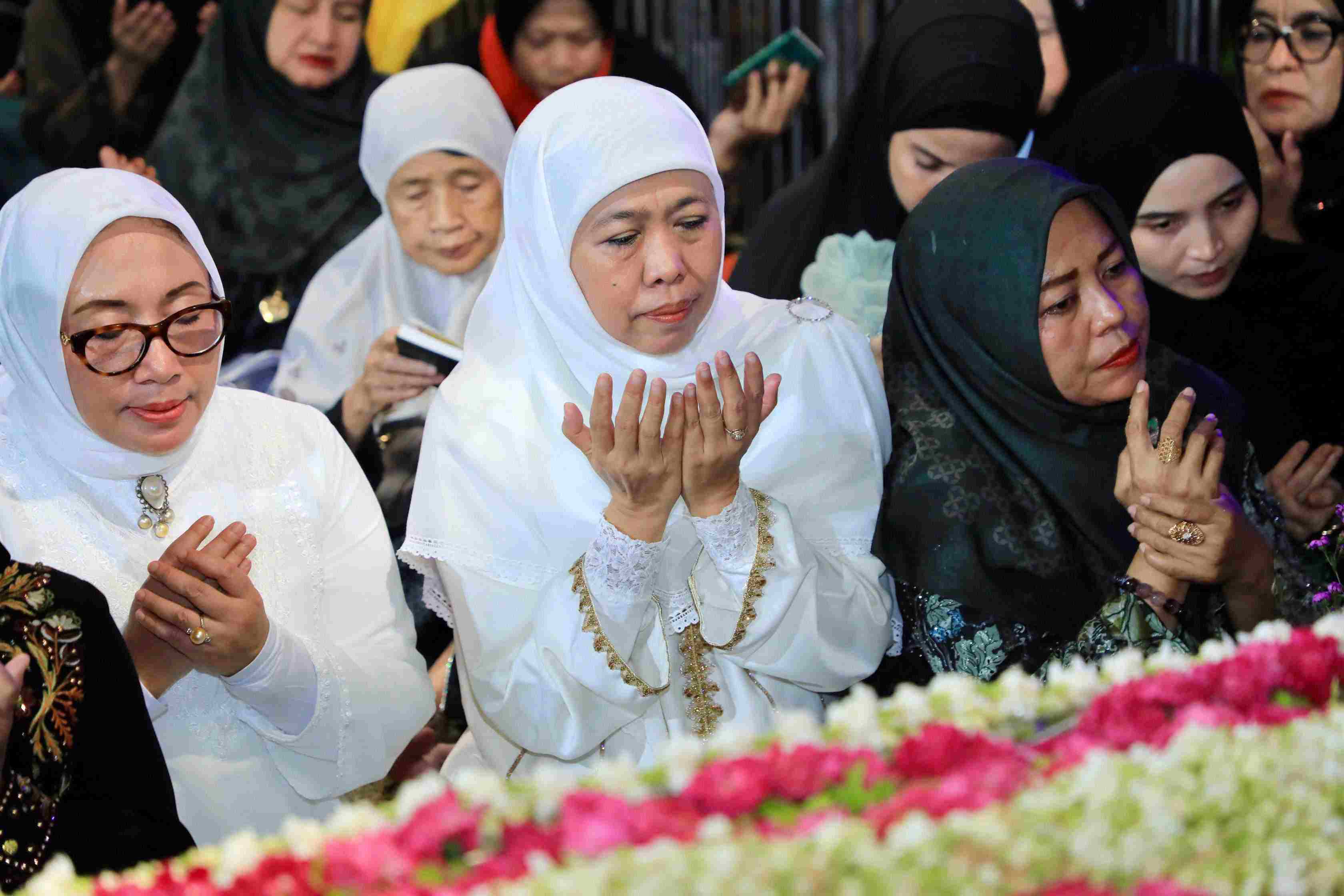 Gubernur Khofifah bersama Menteri PPPA Arifatul Choiri Fauzi tampak sedang khusyuk berdoa dalam peringatan Haul Akbar Sunan Ampel. (Ist)