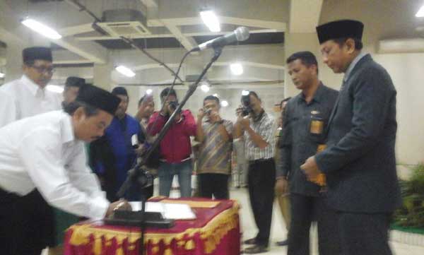 Ketua Panwaslu Kabupaten Kediri Muji Harjita saat melantik Panwascam di Basemen Simpang Lima Gumul Kabupaten Kediri, Senin (15/6). foto : dendi martoni/BANGSAONLINE