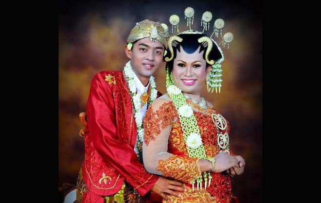 Foto perkawinan pasangan homo yang diunggah di media sosial, kini akun itu tidak bisa dibuka. foto: istimewa
