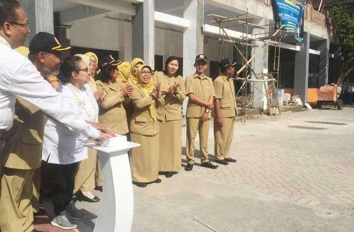 Director of HEC Academy, Herman Larante, bersama kepala sekolah SMK PGRI 2 Harun dan Chef Ternama sekaligus Middle Kopp dari Amsterdam, Belanda, Pipiet Fardiman saat melaunching Jurusan Kapal Pesiar. foto: ARIF K/ BANGSAONLINE
