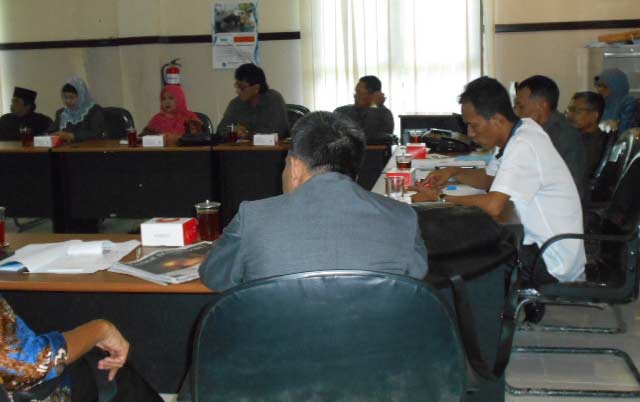 Suasana audiensi antara honorer K2 dengan komisi D DPRD Lamongan. foto: BANGSAONLINE