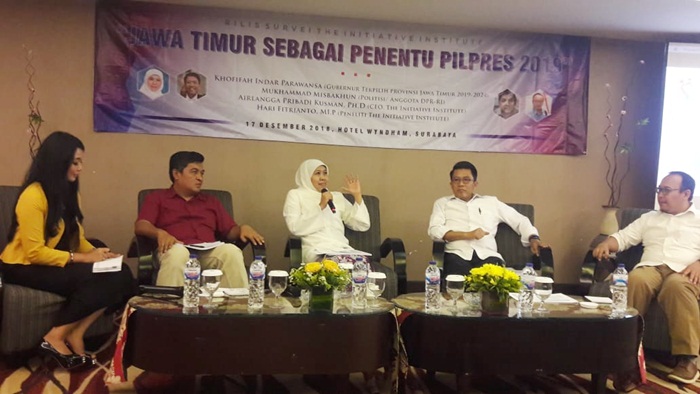 The Initiative Institute (TII) merilis survei dengan tema Jawa Timur sebagai Penentu Pilpres 2019. Dalam acara itu hadir Gubernur Jatim terpilih, Khofifah Indar Parawansa dan Politisi Partai Golkar, Mukhammad Misbakhun. Foto: DIDI ROSADI/BANGSAONLINE