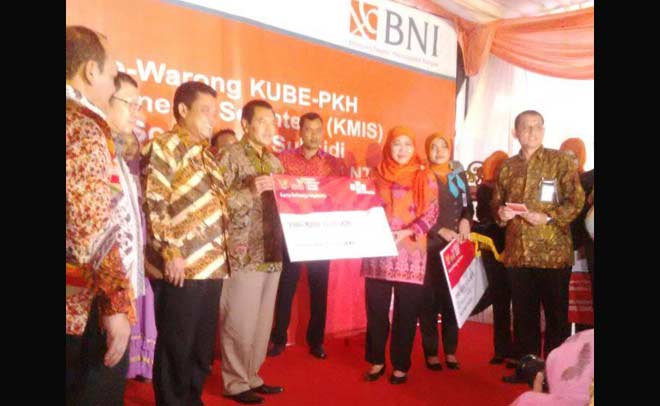 Mensos Khofifah Indar Parawansa saat meluncurkan e-Warung KUBE di Pasuruan
