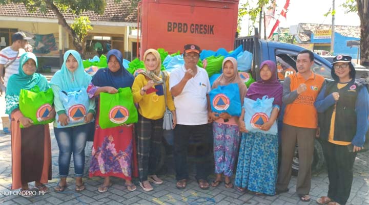 BPBD Gresik Salurkan Ratusan Paket Bantuan Kepada Korban Banjir