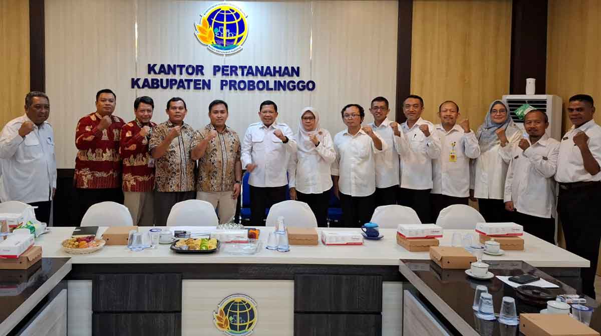 Jajaran Kantah Kabupaten Probolinggo dan UINSA Surabaya saat melakukan rapat koordinasi terkait KKN dan program sertifikasi tanah wakaf.