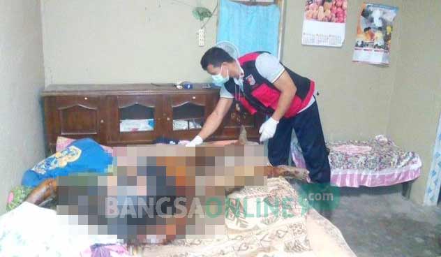 Petugas kepolisian saat melakukan pemeriksaan luar jasad korban. foto: dendi martoni/ BANGSAONLINE