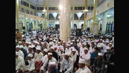 Sebanyak 8000 jamaah menghadiri pengajian di masjid Agung At-Taqwa Bondowoso Jawa Timur. foto: istimewa