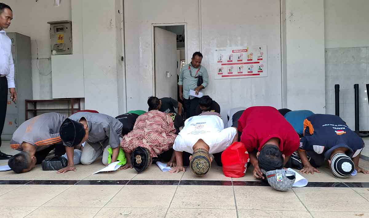 WBP Lapas Kediri yang sujud syukur setelah dinyatakan bebas setelah mendapat remisi di HUT ke-80 RI. Foto: Ist