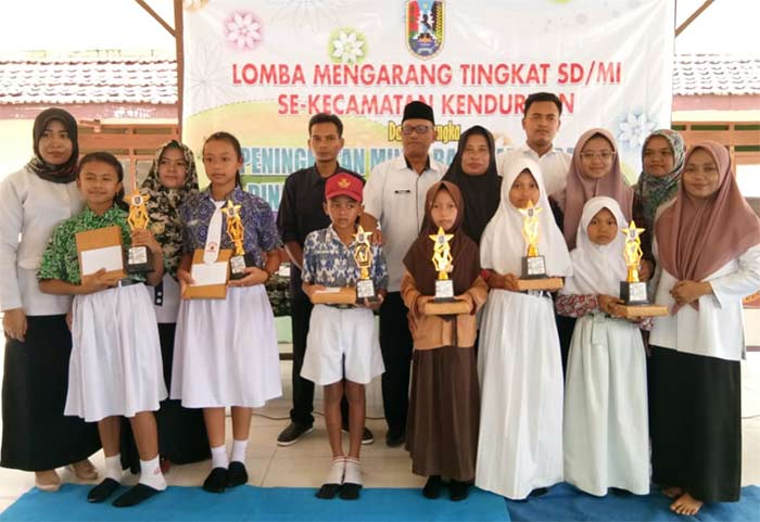 Wartawan BANGSAONLINE Ahmad Istihar (belakang baju hitam) bersama para juara lomba dan panitia acara.