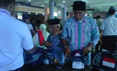 DIPERIKSA - Jemaah kloter 62 menjalani pemeriksaan di Bir Ali Asrama Haji Surabaya sebelum naik bus menuju Bandara Juanda, Sabtu (27/9/2014). Foto: nur faishal/BangsaOnline