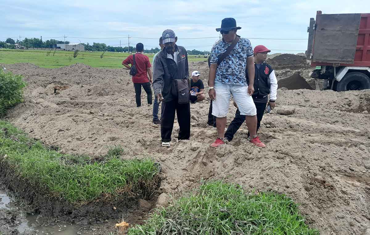 Peninjauan saluran irigasi yang ditutup pengembang di Kelurahan Mimbaan, Kecamatan Panji, Situbondo.
