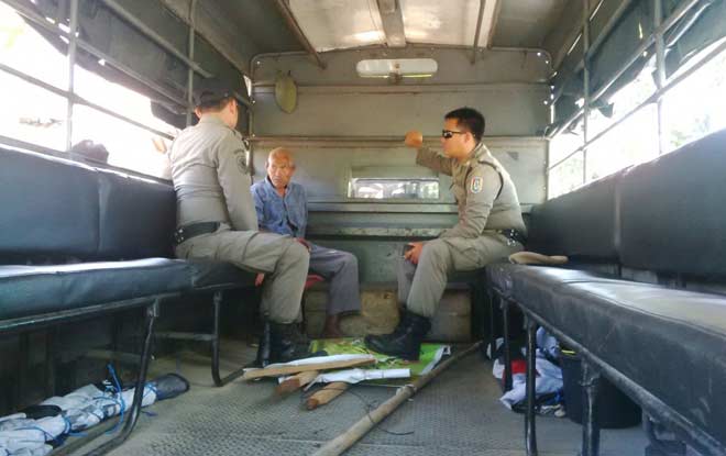 Solkan saat dinaikkan ke mobil untuk dikirim ke panti rehabilitasi sosial. foto: SUWANDI/ BANGSAONLINE