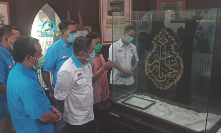 Ketua Umum DPN Partai Gelora, Anis Matta melihat koleksi di Museum NU. (foto: DIDI ROSADI/ BANGSAONLINE)