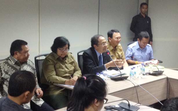Menko Maritim dan SDM Rizal Ramli didampingi Menteri LHK Siti Nurbaya, Gubernur Ahok, perwakilan KKP saat memberikan keterangan pers terkait Penghentian Sementara Reklamasi Teluk Jakarta, Senin (18/4) malam di Gedung BPPT lantai 4 Jl MH Thamrin, Jakarta. foto: rakisa/ BANGSAONLINE